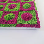 Foto detalle cuadro realizado en punch needle. Color verde y buganvilla.