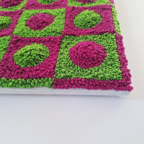 Foto detalle cuadro realizado en punch needle. Color verde y buganvilla.