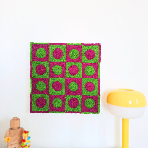 Foto de cuadro realizado en punch needle. Color verde y buganvilla.