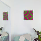 Foto en habitación de cuadro realizado en punch needle. Color verde y buganvilla.
